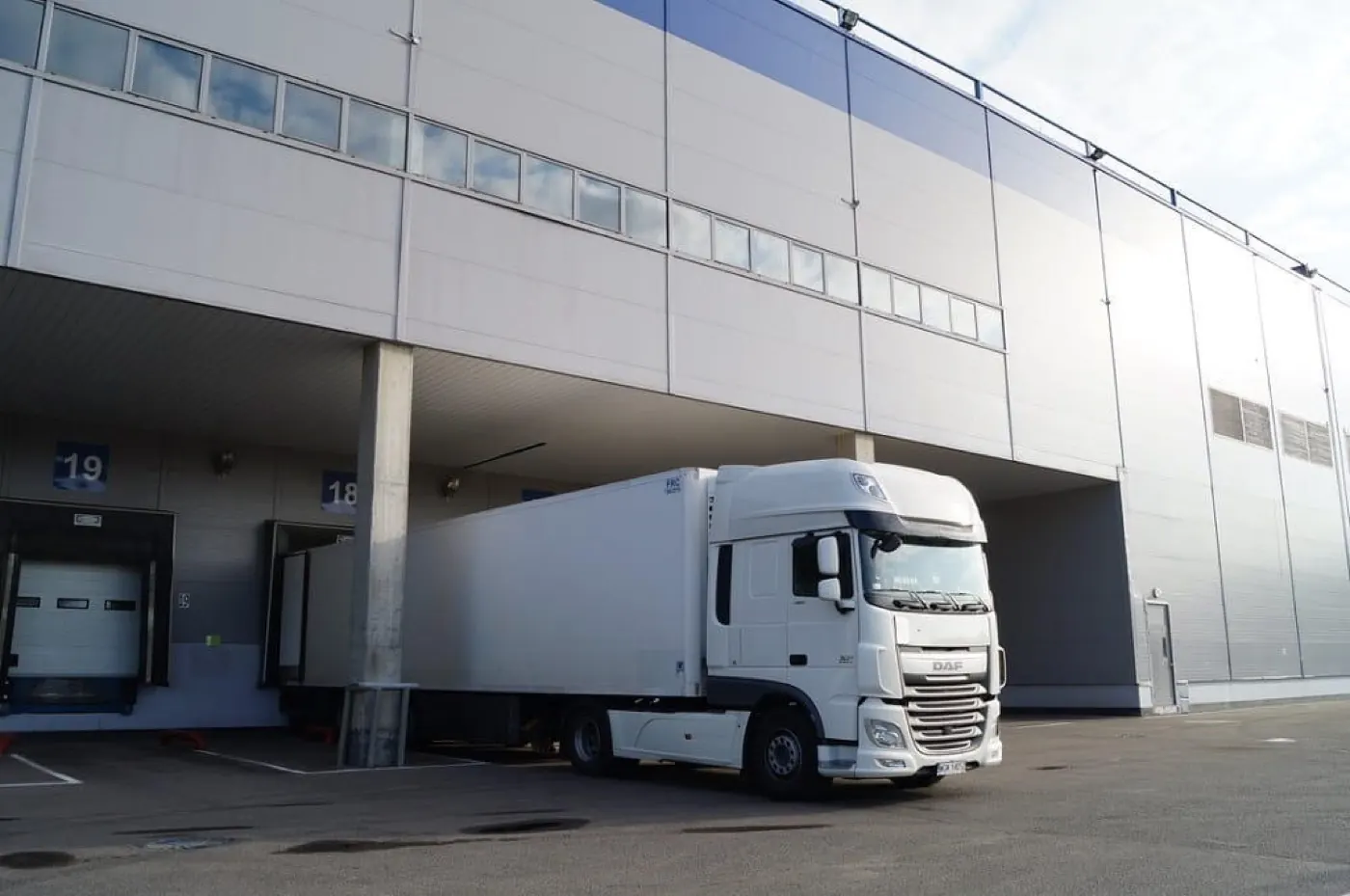 Camión DAF europeo en un muelle de distribución