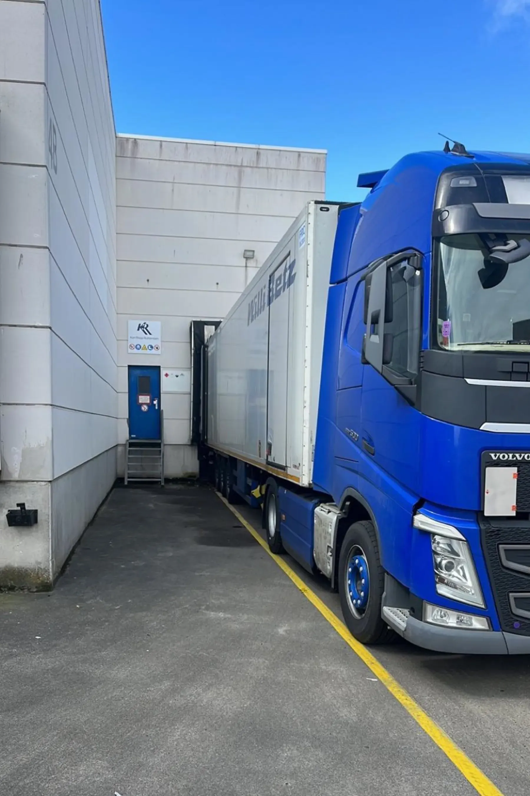 Camión Volvo situado en el punto de expedición