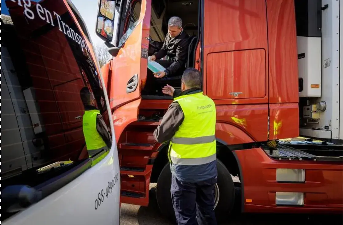 Control documental junto a un camión de transporte internacional