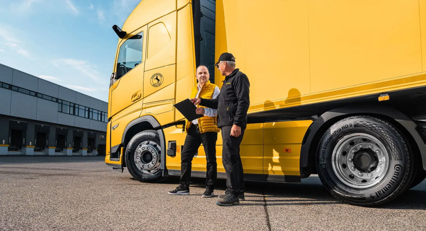 Profesionales revisando documentación de transporte