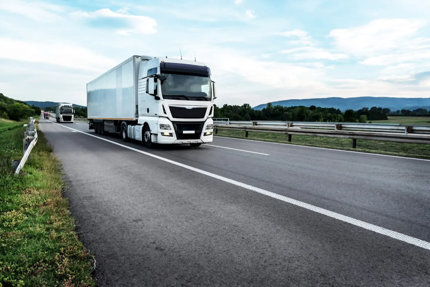 Camiones europeos realizando servicios por carretera