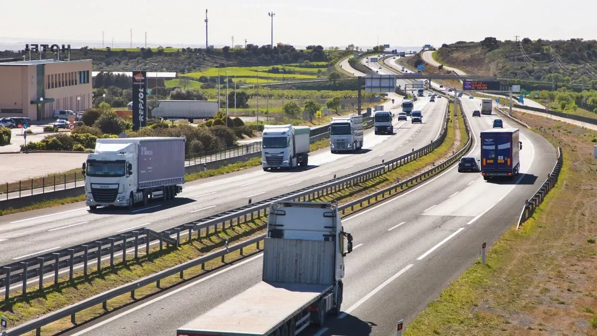 Tráfico de camiones en una carretera española