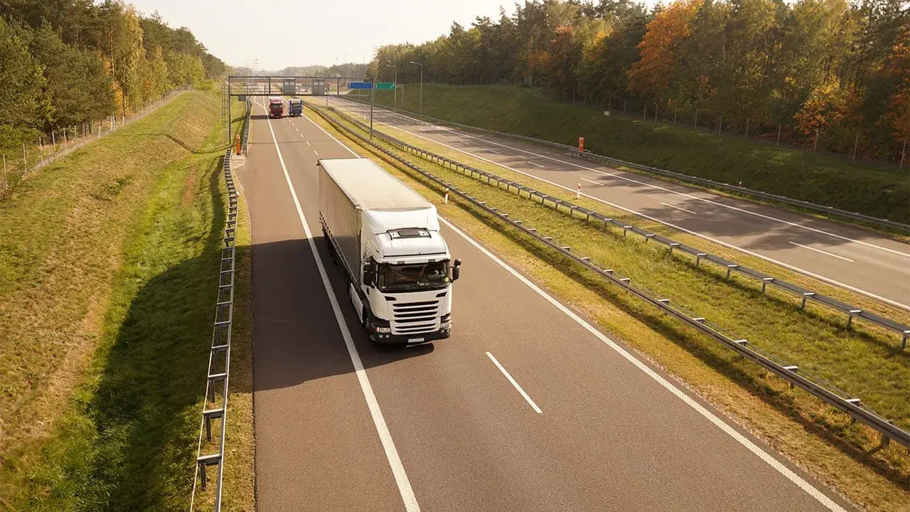 Camión internacional circulando por una autopista europea