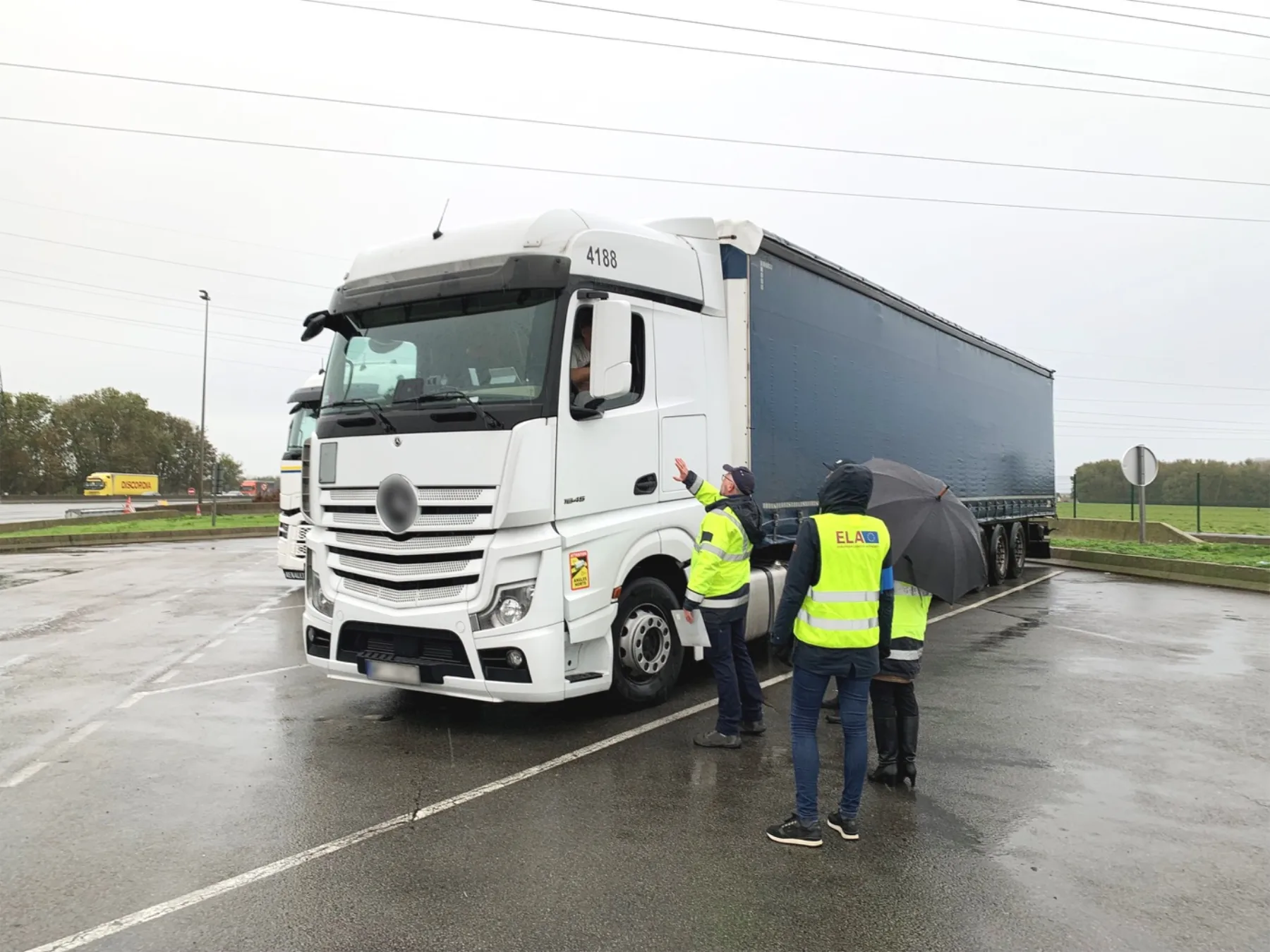 Control de transporte junto a un camión en una ruta europea