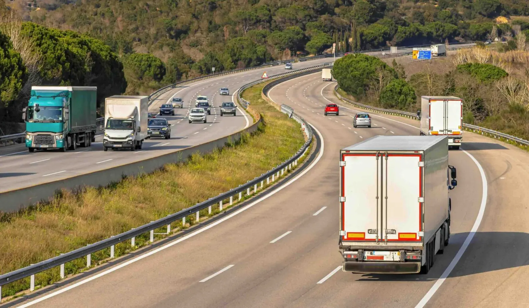 Transporte pesado en una carretera española