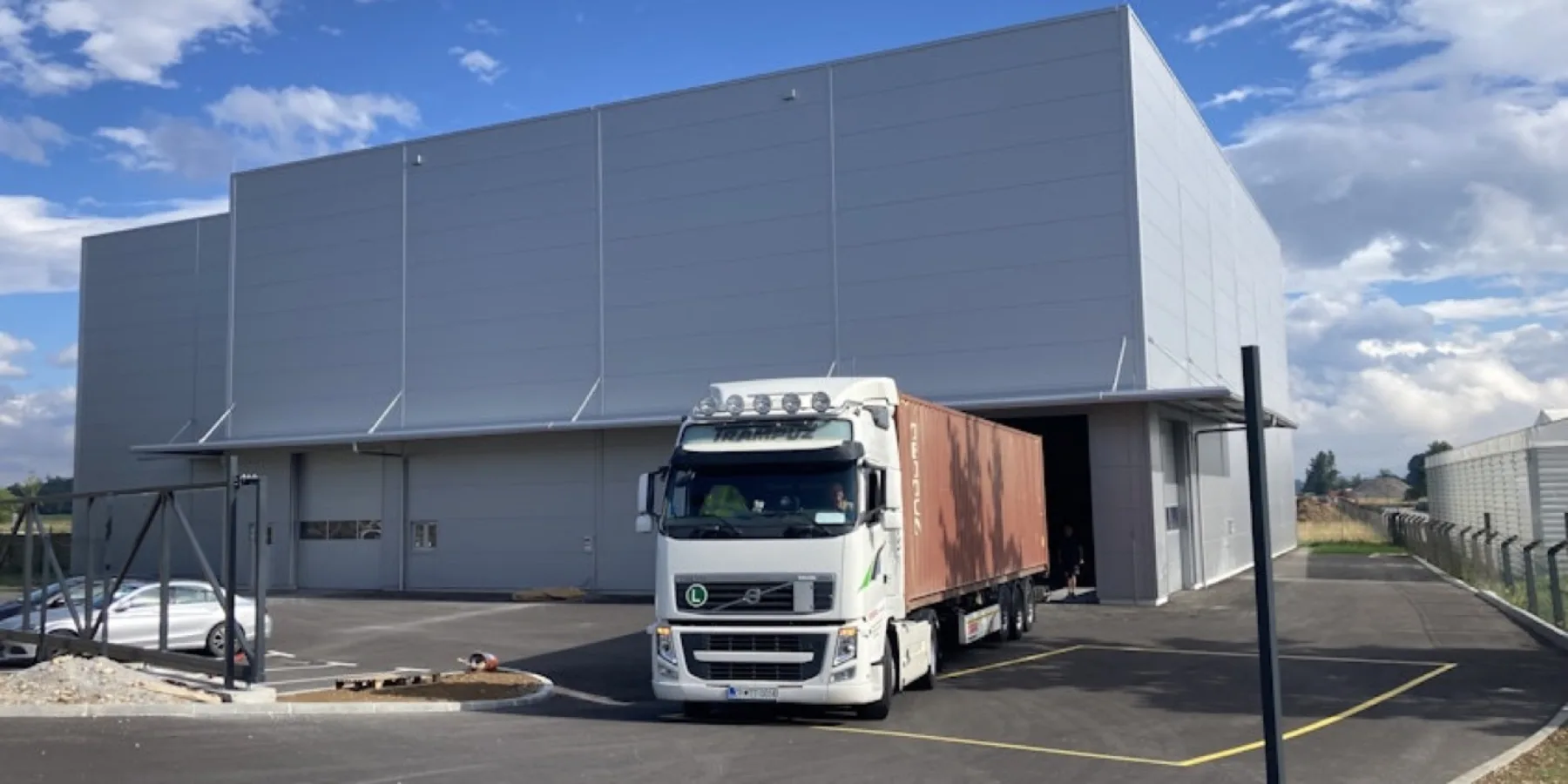 Camión Volvo conectado a la operativa de un almacén