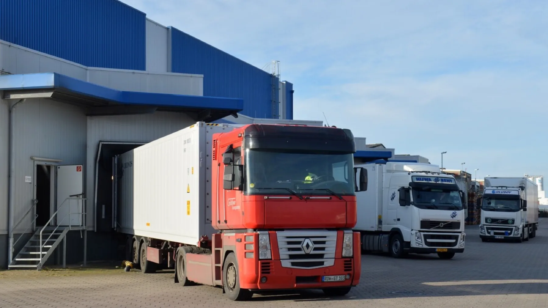 Camiones europeos esperando su turno en un centro de carga