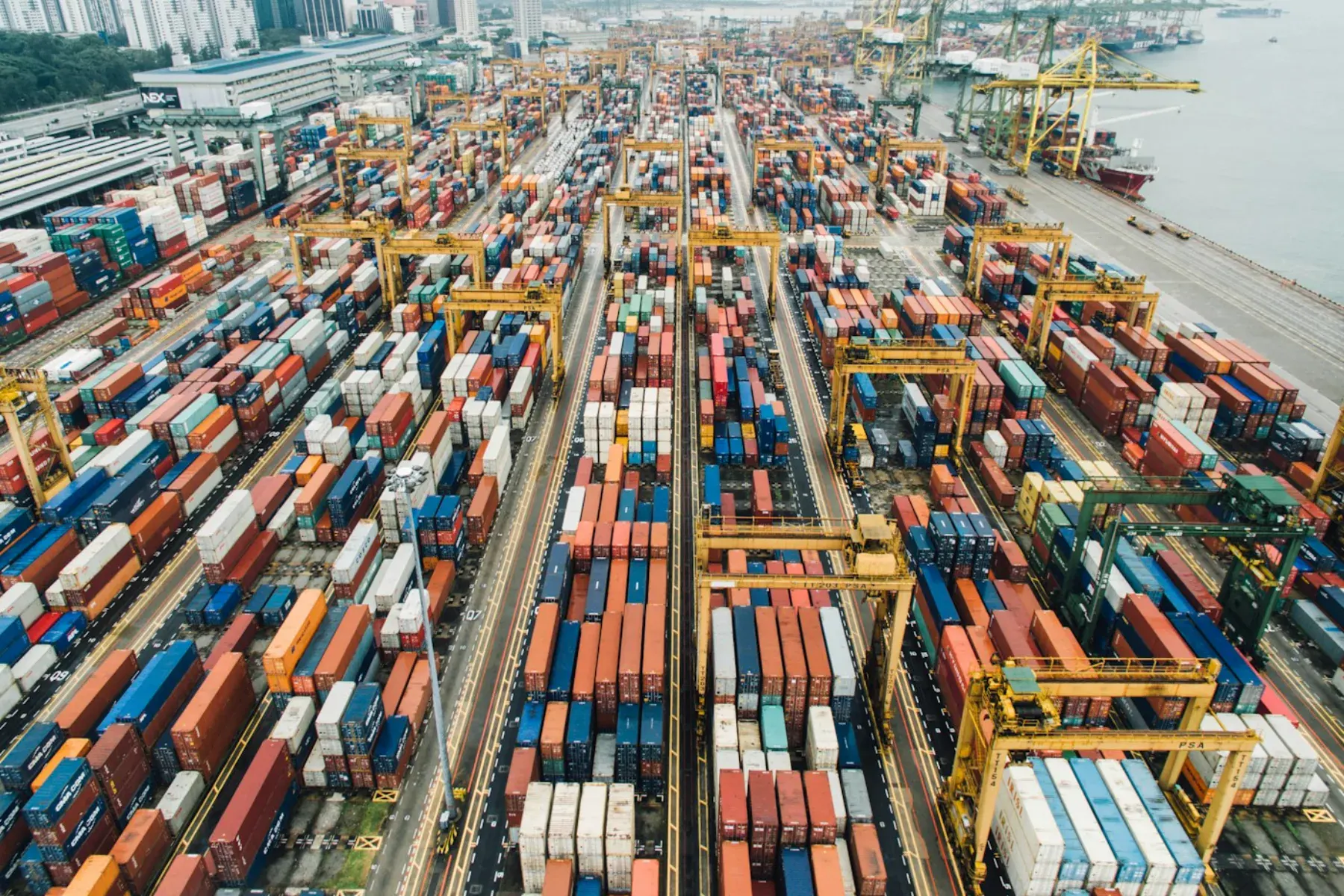 Puerto logístico con contenedores y operaciones terrestres
