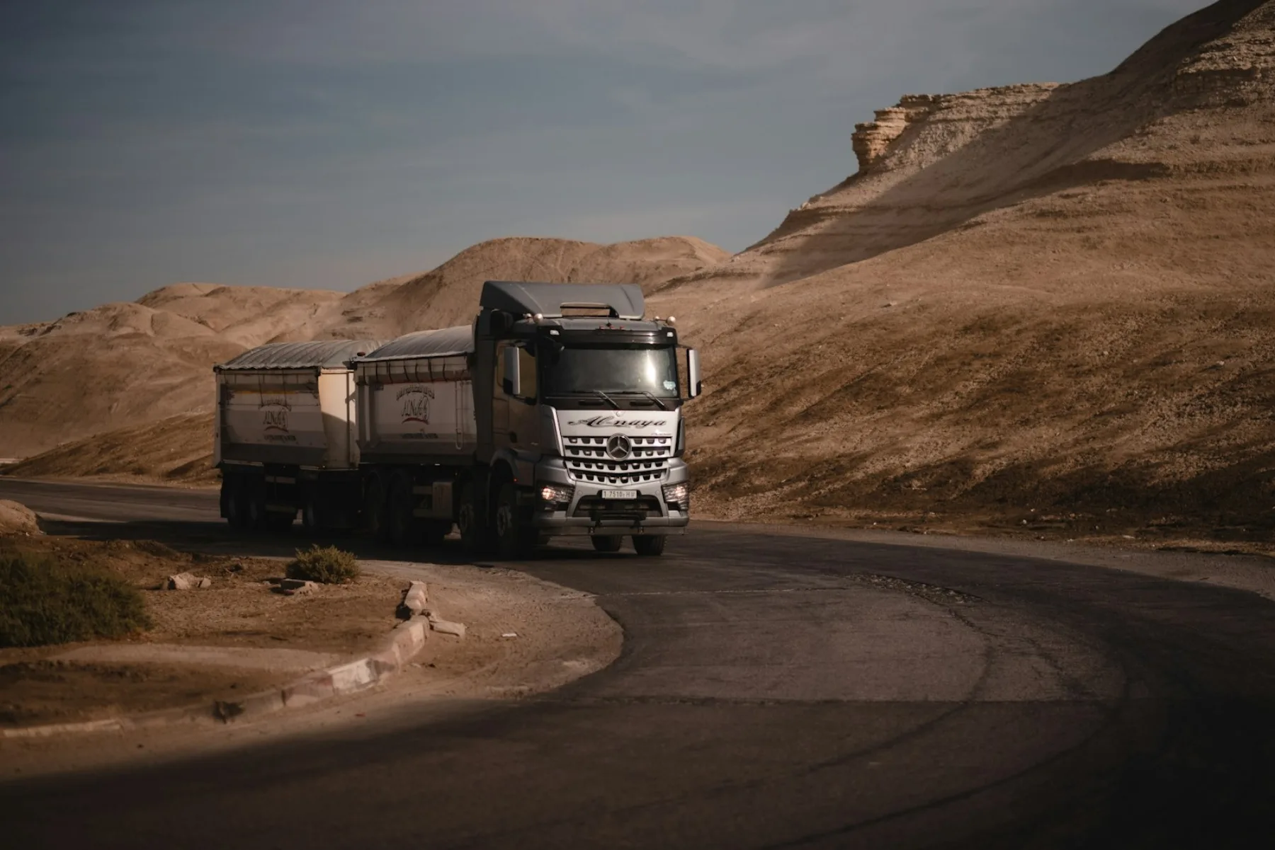 Camión Mercedes Actros tomando una curva en carretera