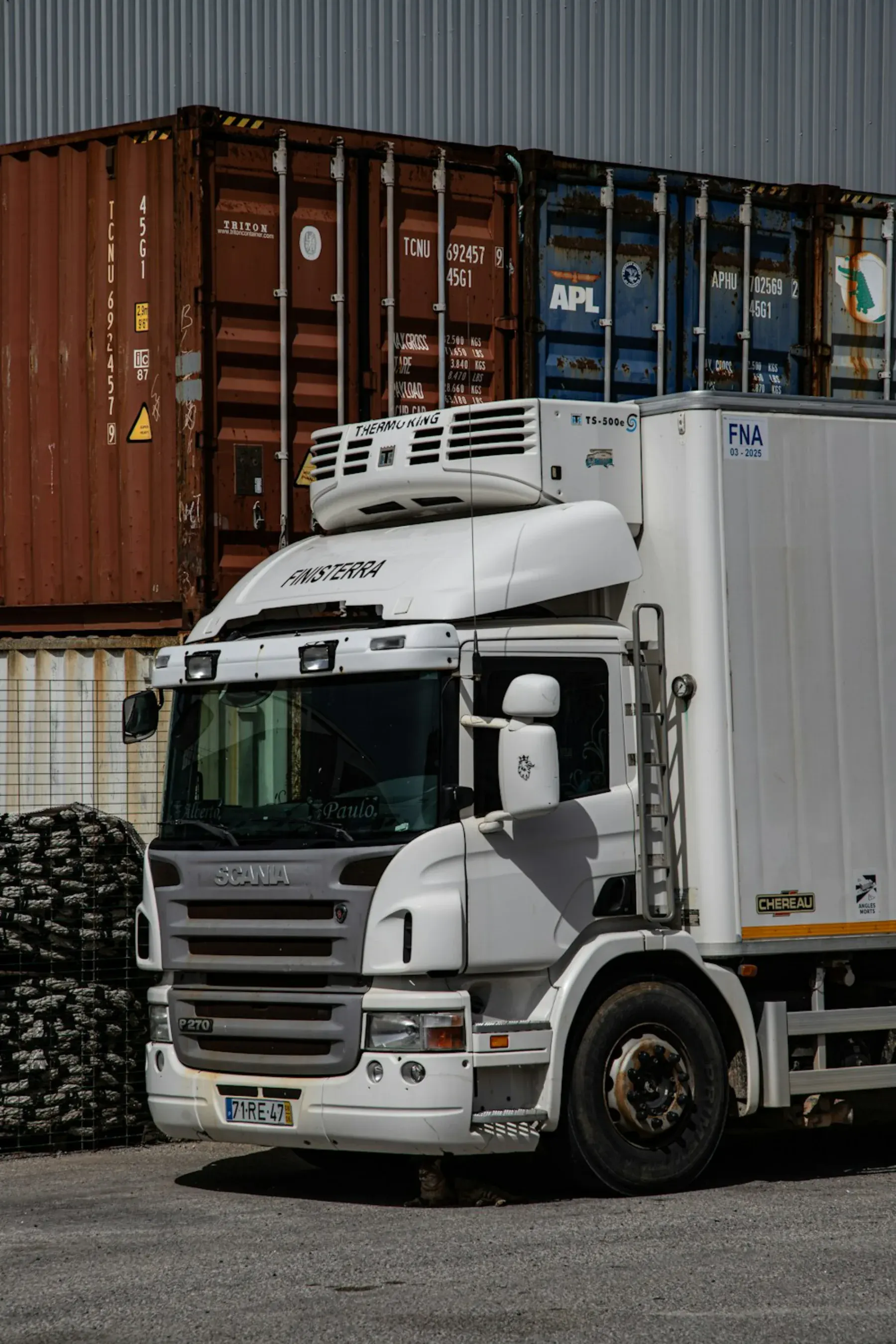Camión recogiendo un contenedor en una operación de importación