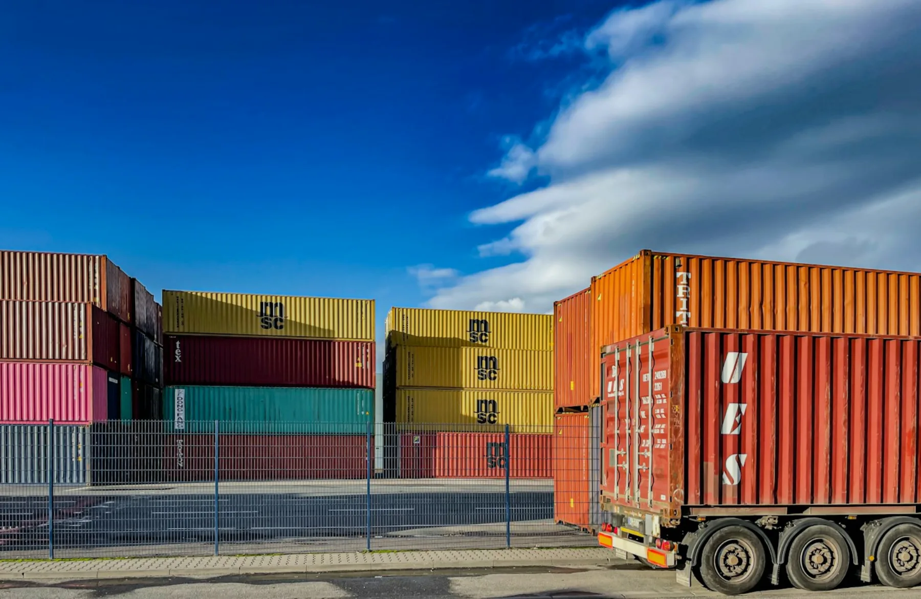 Camión europeo ante una terminal de contenedores en una operación intermodal